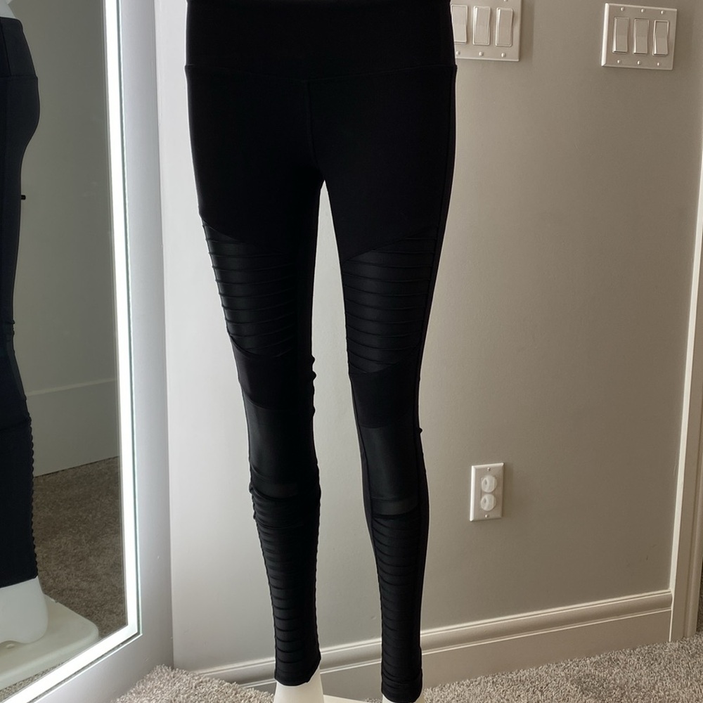 ALO Yoga Moto Leggings Black.  Size XS. BNWT - Picture 6 of 9
